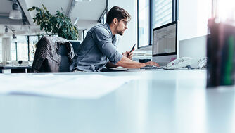 Ein Zollbroker beim arbeiten Ein Zollbroker beim arbeiten