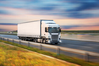 Ein LKW fährt auf der Autobahn Ein LKW fährt auf der Autobahn