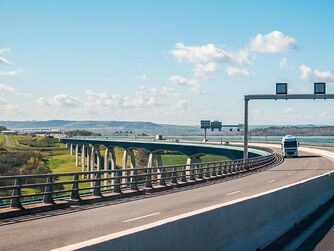 Ein LKW fährt auf einer Brücke Ein LKW fährt auf einer Brücke