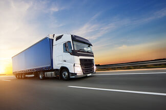 Eine LKW fährt auf der Autobahn Eine LKW fährt auf der Autobahn