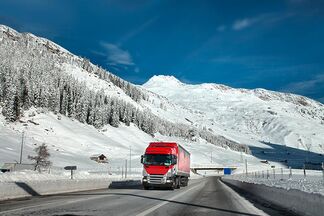 Ein LKW fährt im Winter durch die Schweiz Ein LKW fährt im Winter durch die Schweiz