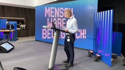 Data Scientist und Entertainer David Kriesel gab spannende Einblicke in seine Datenerhebung zur Deutschen Bahn.