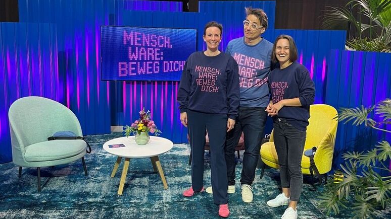 Mit Spaß dabei: Mareike Biermann, Daniel Terner und Jenny Braun führten die Zuschauer:innen durch das Programm.