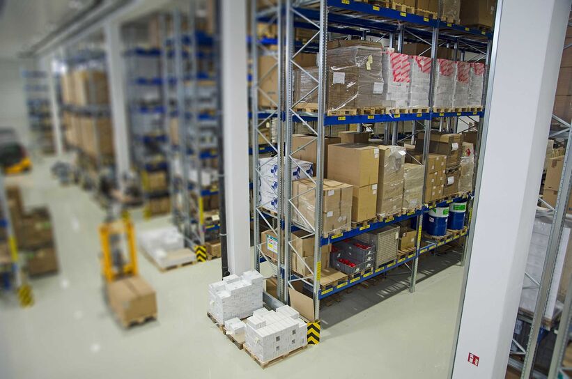 Zahnmedizinische Geräte und Hygienematerialien warten im Duerr-Dental-Lager darauf, versendet zu werden. Für Transparenz im Logistikprozess sorgt Tracking and Tracing Software von AEB.
