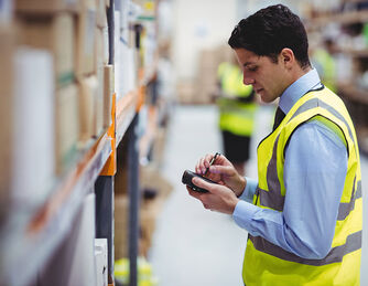 Ein Mann arbeitet im Lager Ein Mann arbeitet im Lager